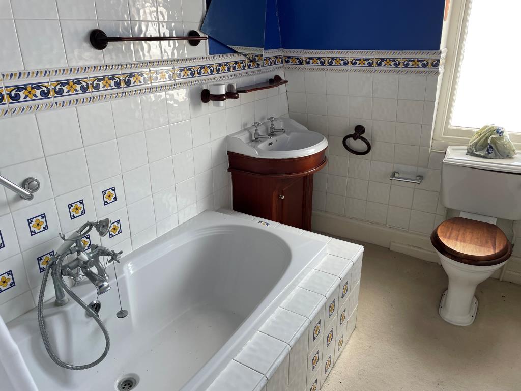 Lot: 96 - SPACIOUS MANSION FLAT IN TOWN CENTRE - half tiled bathroom and WC